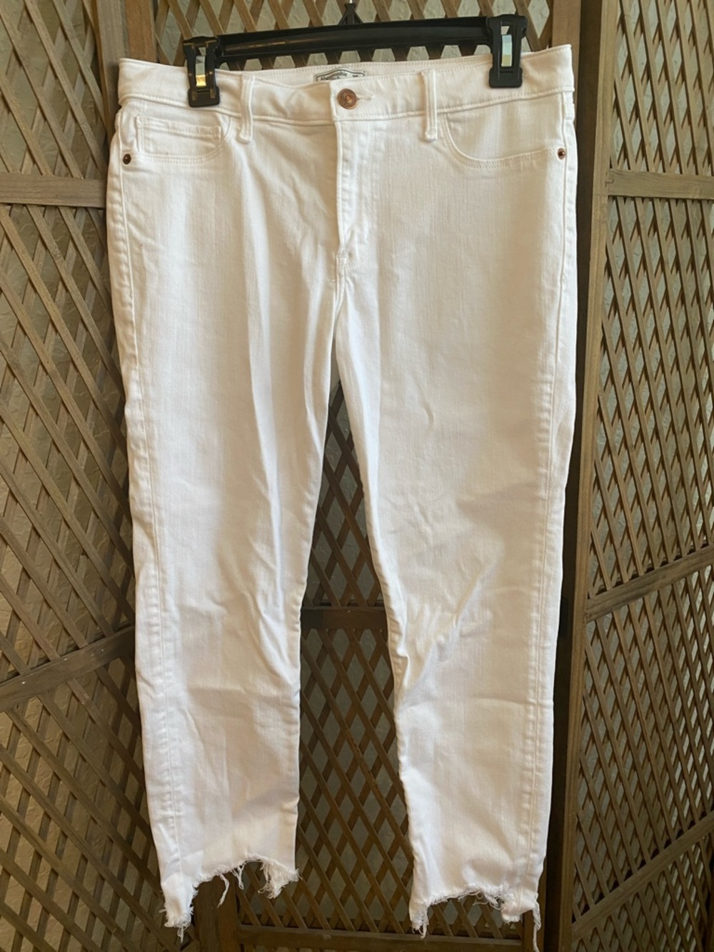 Abercrombie & Fitch White Distressed Harper Low Rise Ankle